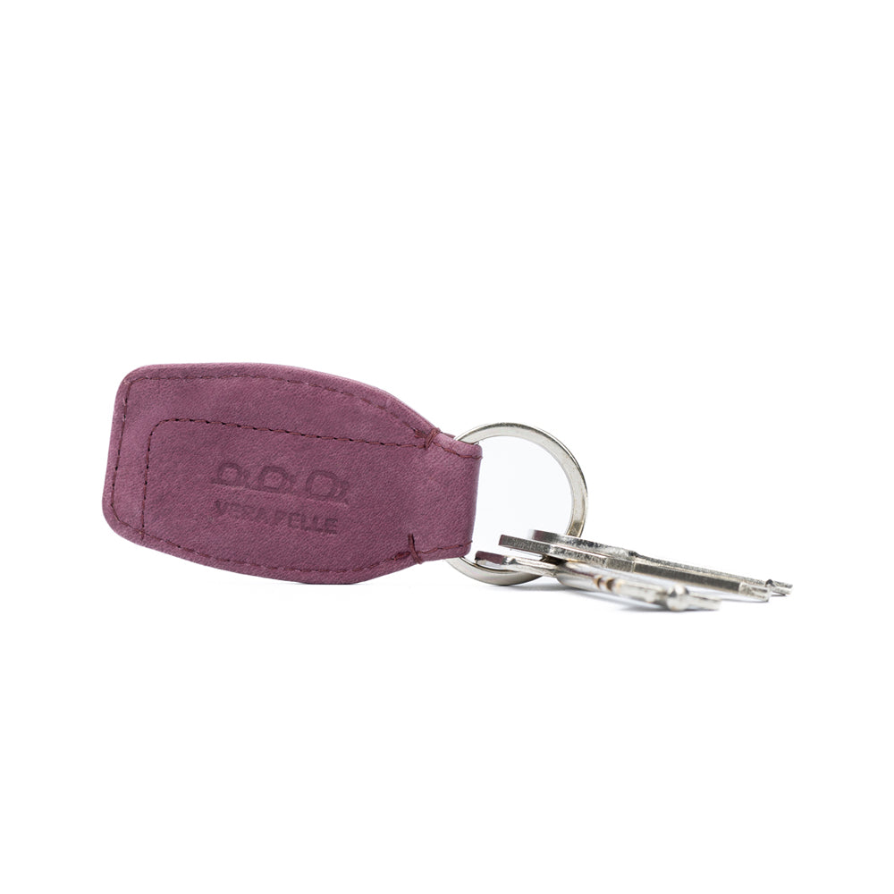 K10753NB | Portachiavi in Vera Pelle pieno fiore, con leggera grana. Colore Malva. Anello Nickel Lucido. Dimensioni totali: cm 3,5 x 9 x 0,5. Confezione: Gift Box rigido fondo/coperchio