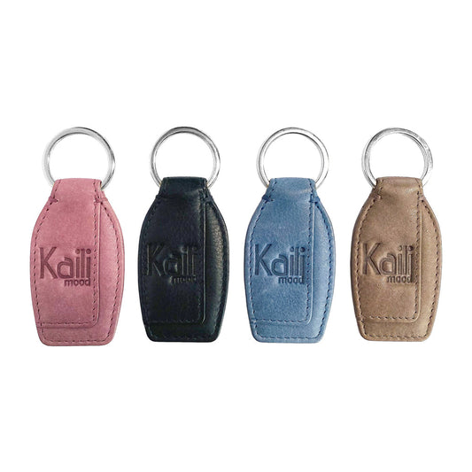 K10753NB | Portachiavi in Vera Pelle pieno fiore, con leggera grana. Colore Malva. Anello Nickel Lucido. Dimensioni totali: cm 3,5 x 9 x 0,5. Confezione: Gift Box rigido fondo/coperchio